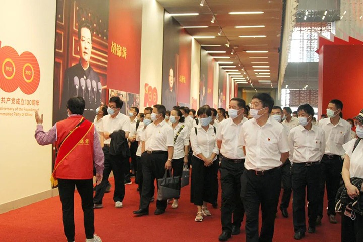 云煤（天博）集团党委组织宽大干部职工旅行云南省庆祝中国共产党建设100周年成绩展