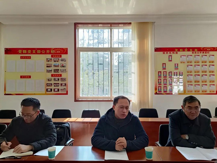 云煤（天博）集团党委委员、副总司理张清到可保煤矿公司开展春节送温暖慰问运动