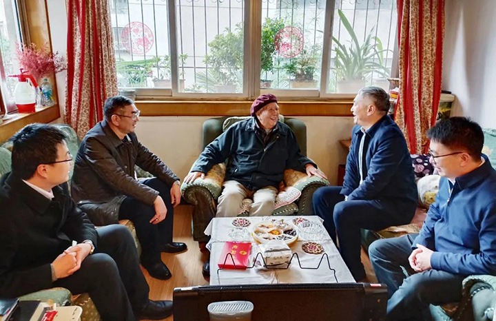 云南省国资委党委委员、副主任洪国正一行到云煤（天博）集团开展春节走访慰问离退老干部运动