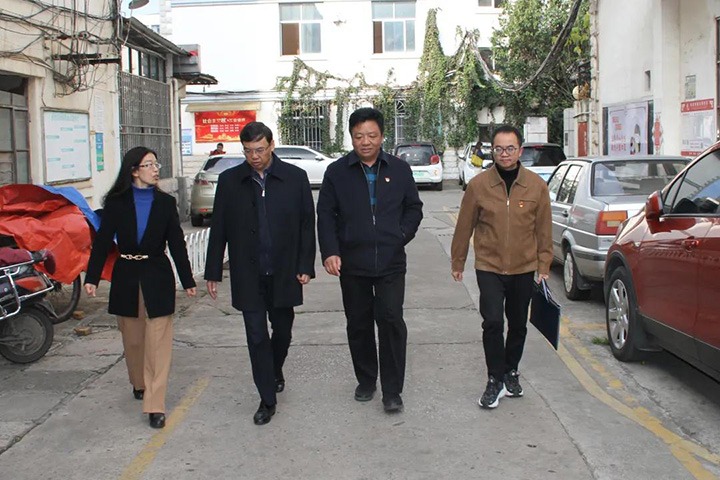 云煤（天博）集团党委副书记、总司理高建嵩到恒通煤业公司开展春节送温暖慰问运动