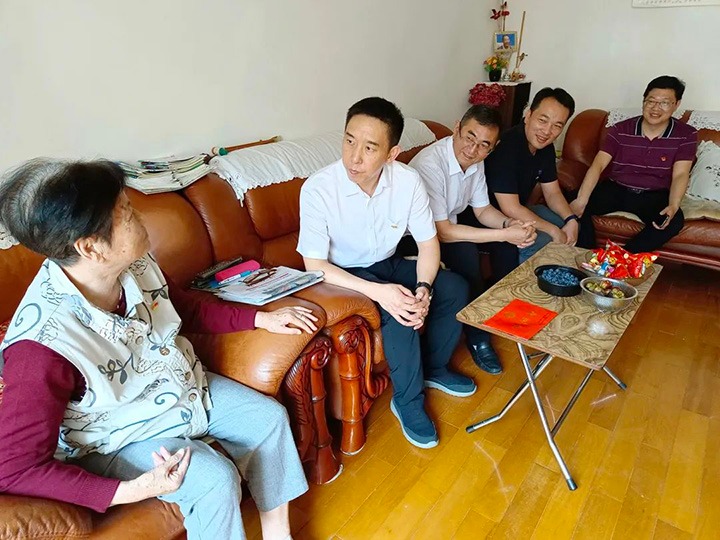 走访慰问老党员　不忘初心送眷注——云煤（天博）集团党委副书记、工会主席王鑫到老干党总支开展“七一”慰问运动