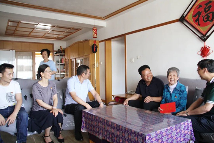 云煤（天博）集团党委副书记、总司理高建嵩到恒通煤业公司走访慰问老党员