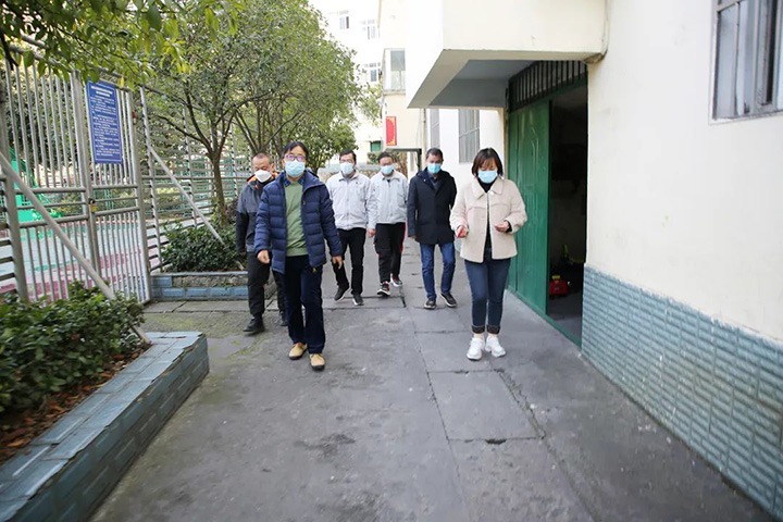 云煤（天博）集团党委委员、副总司理施从伟到镇雄煤业公司开展元旦、春节送温暖走访慰问运动