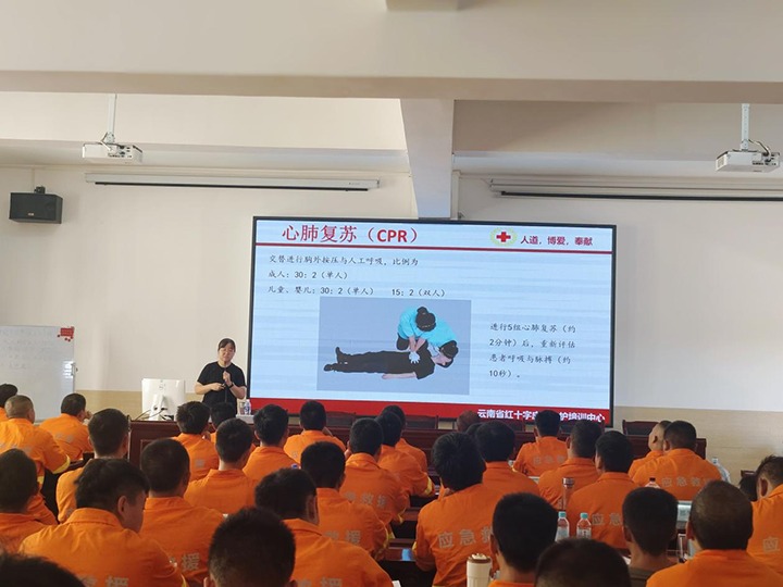 抢救培训“实时雨”，，，云南省红十字会泽润矿山救援新苗