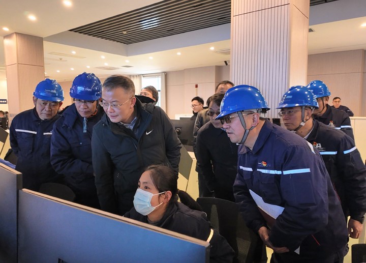 在中心控制室相识生产运行情形.jpg